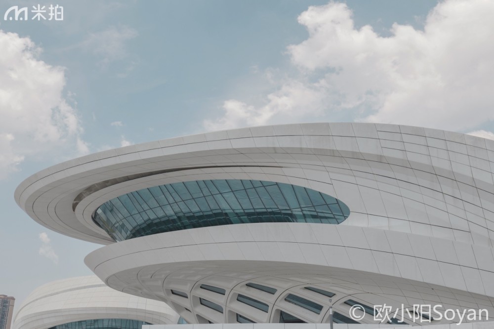 "这个建筑的未来科技感十足,让我非常的喜欢,这张照片是一个局部特写