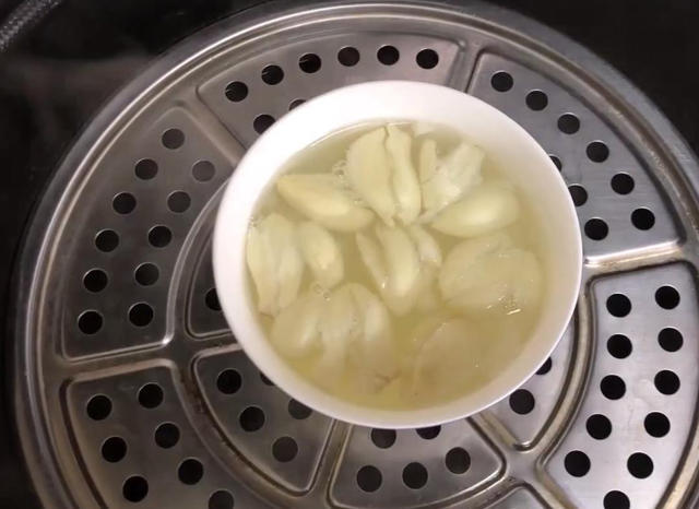 大火烧开以后,再转小火10-15分钟继续蒸,煮到水发白即可,蒸好以后大蒜