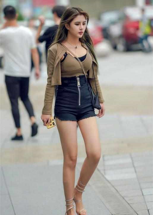 性感明星美女街拍:小姐姐身材高挑,气质与众不同,走在大街上是一道
