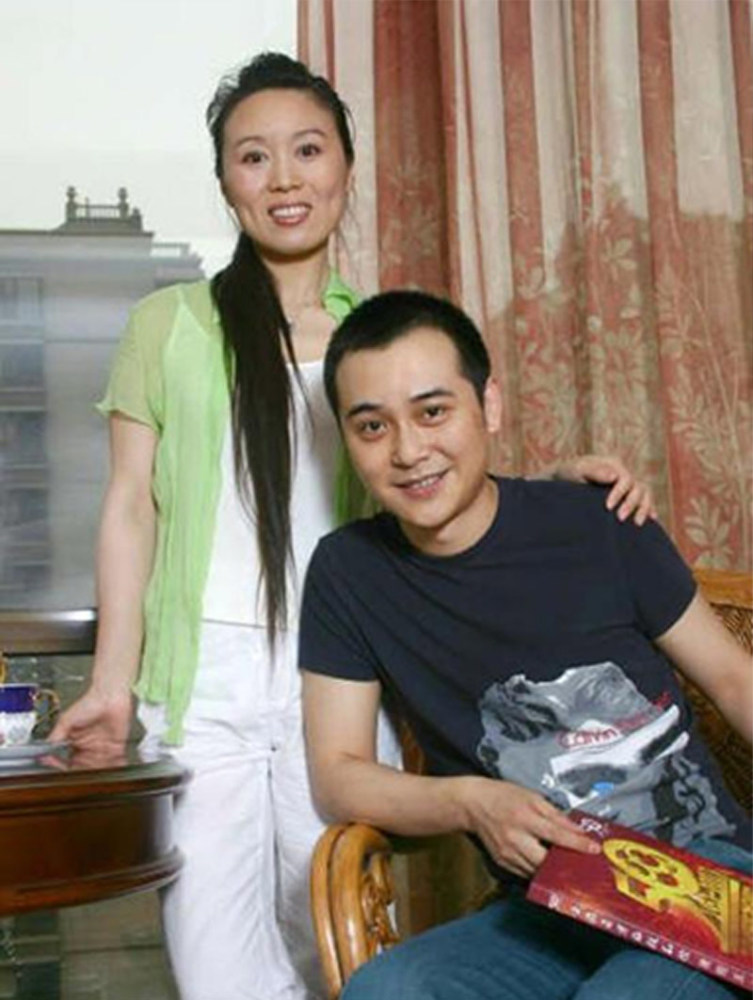 同是姐弟夫妻,马伊琍伊能静仍年轻,她和小16岁老公看着像母子