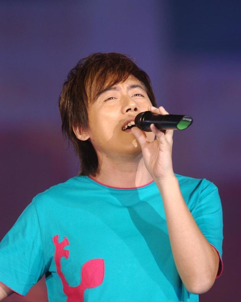 歌手张宇曾演唱《雨一直下》,《月亮惹的祸》等歌曲走红