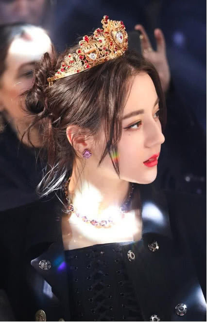 盘点:迪丽热巴的时尚穿搭,网友:女王戴上皇冠真是太美