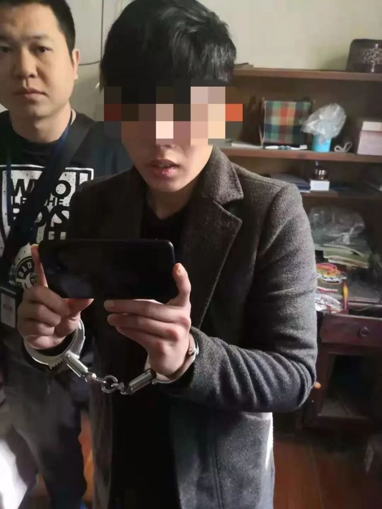 连云港一小伙街头抢劫,要求微信扫码付款!