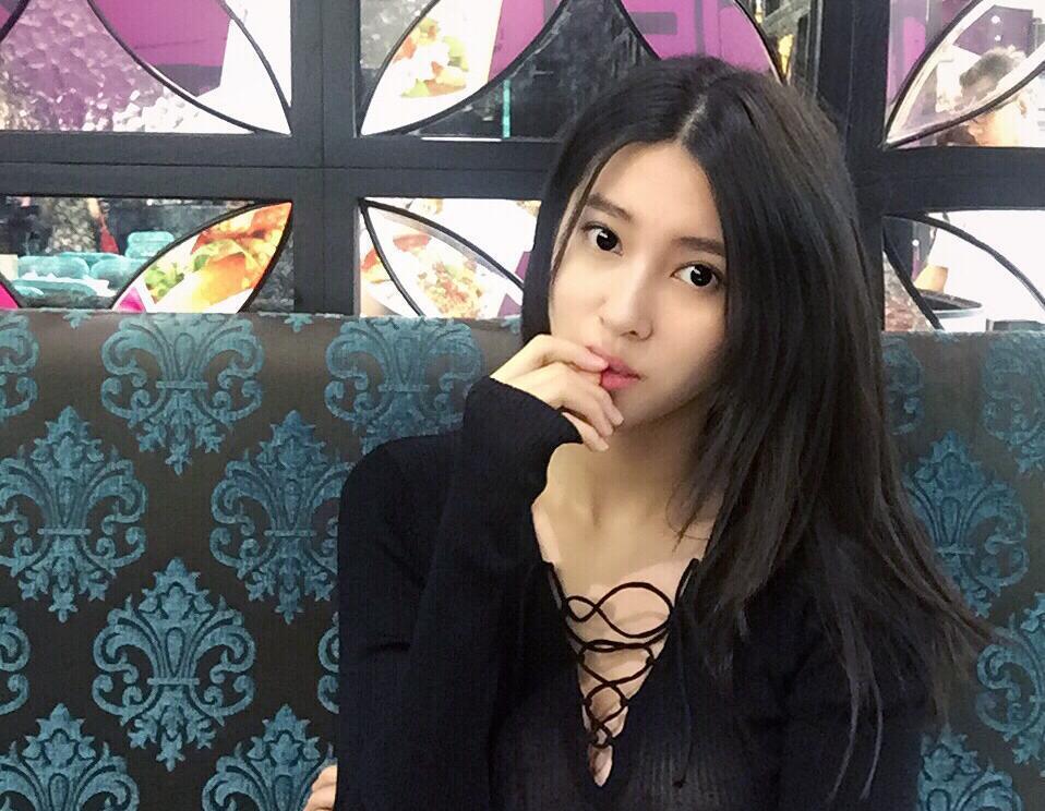 刘晓宇女友晒性感美照 深V领太诱惑