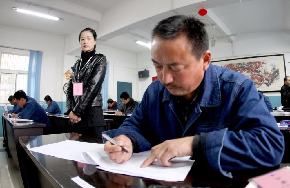 老总经常在办_老总和秘书在办公室里