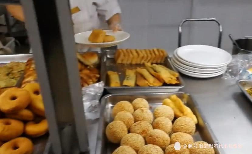 国内高校食堂早餐都是什么样子的?网友:4块钱吃到你扶墙走!