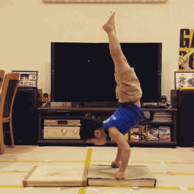 将握拳俯卧撑练到极致的健身小孩,手背上的老茧看着