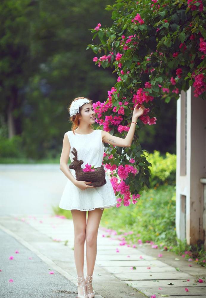 白裙子的唯美女孩