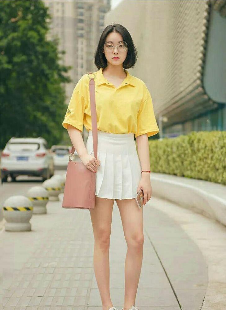 短发戴眼镜的小姐姐