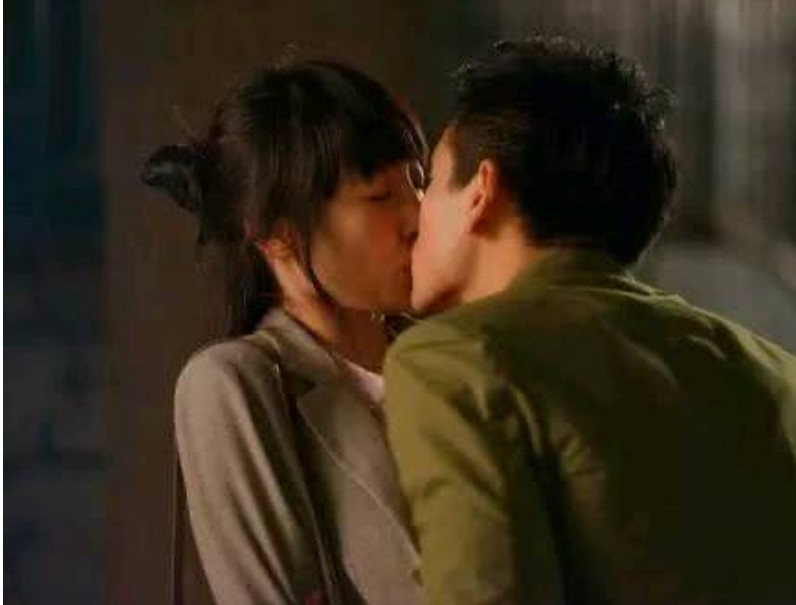 彭于晏是很多人都非常喜欢的男星,而他跟白百合的吻戏,一看就是假的.