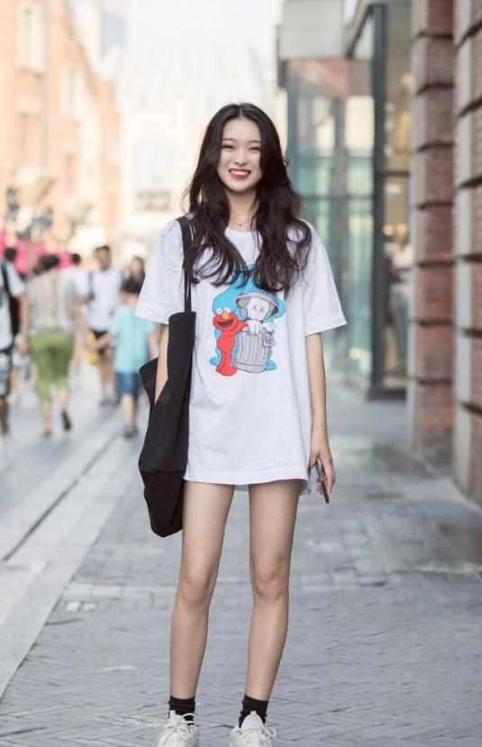 明星性感美女街拍:小刘很喜欢上街带这个墨镜