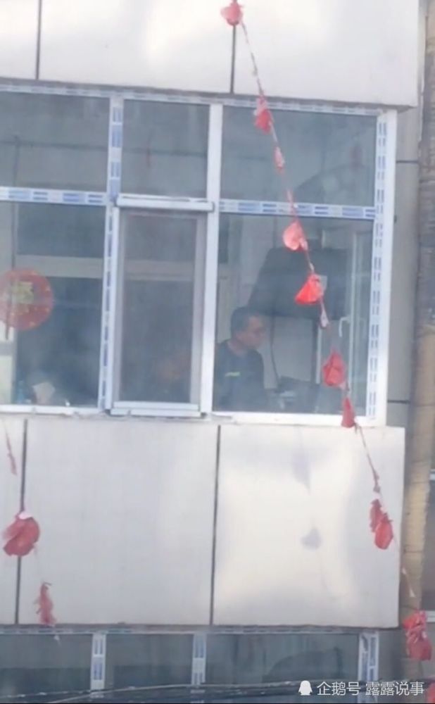 网友拍对面楼男人做饭的样子,这栋楼好福气,网友:别人