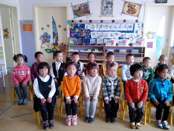 幼儿园老师教00后的"坐姿",最后一位小朋友的发型,当大哥!