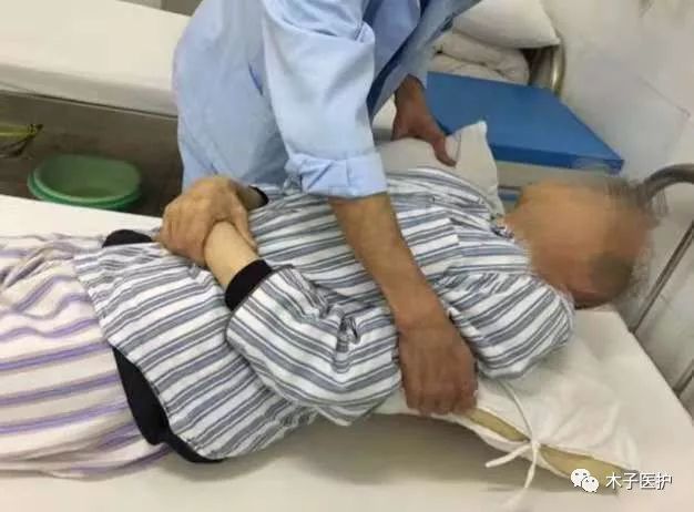 长期卧床老人如何变换体位