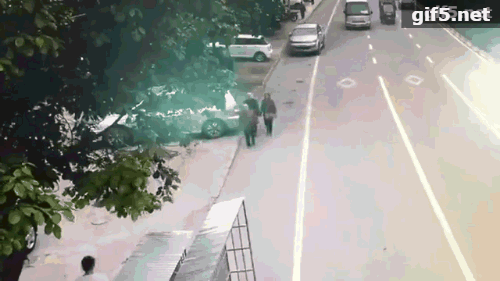 触目惊心!小学门前,男子开奥迪车撞飞多名学生