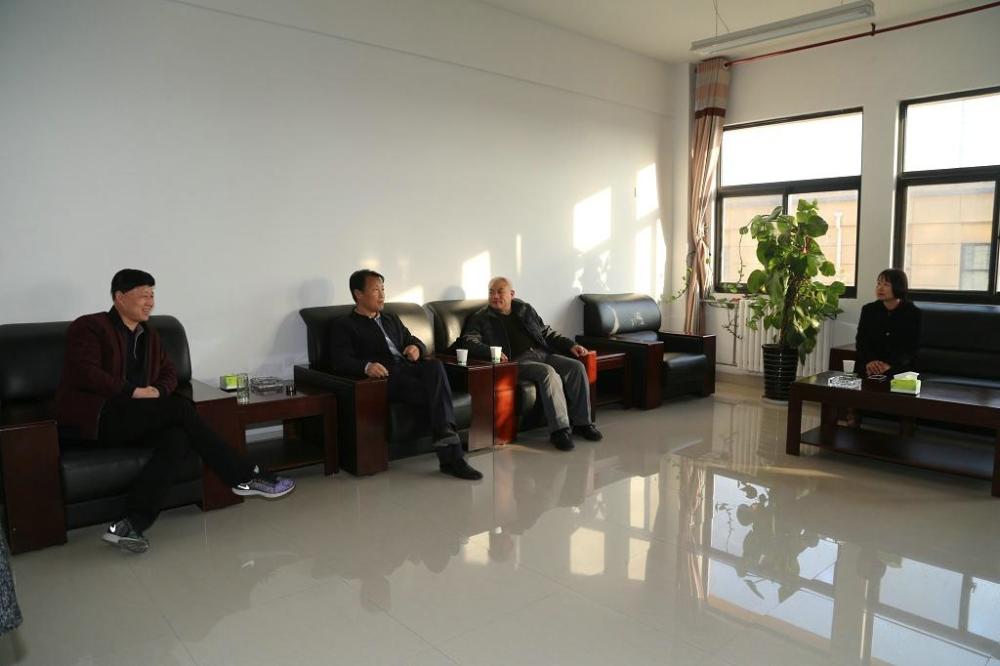 富平县教育局局长杨新房来到送教下乡培训会现场检查指导工作.
