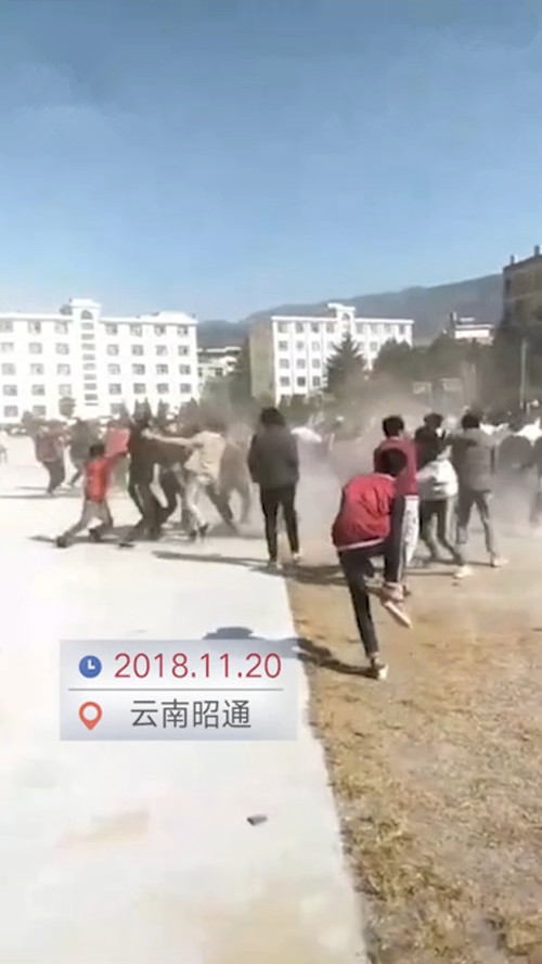 云南中学生操场"打群架",仅1分钟被制止 老师:他们是闹着玩