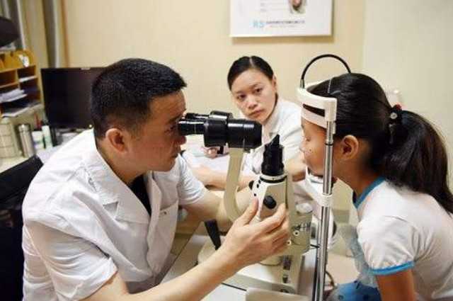眼睛总会出现移动的小黑点,是怎么回事?看完心里有底了
