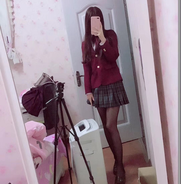 赛高酱直播换"白丝袜",成熟女人秒变邻家小妹妹,网友