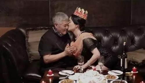 关婷娜人气高涨,又有同门师兄弟对她关怀不断,简直是走上了人生巅峰哪