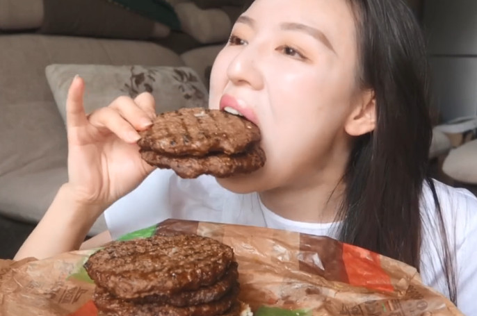 吃播小姐姐又出新花样!表演挑战七层肉的汉堡,看这表情是吃撑了