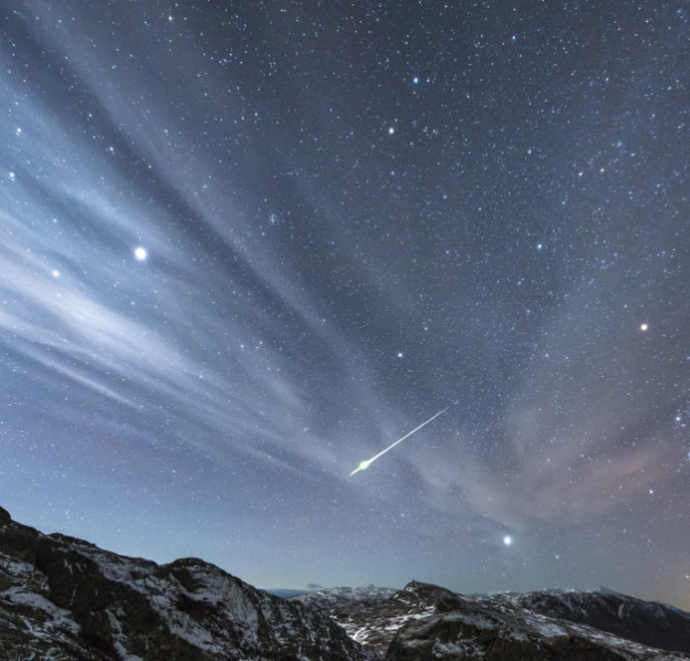 天狼星是夜空中最亮的恒星系统,它实际上是一个双星系统,由一颗白色主