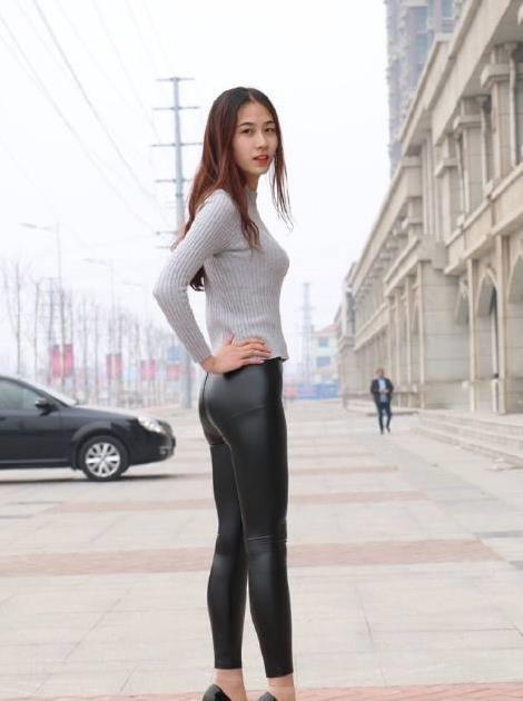 街拍:丰满性感的美女,紧身皮裤大秀好身材!