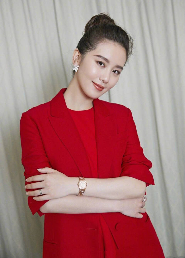 刘诗诗的穿衣风格真不是一般人能学的,上半身和下半身