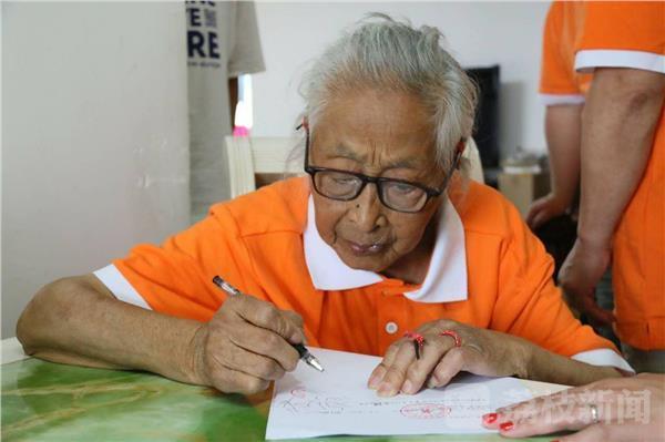 百岁老人出国旅游 30余名子孙陪同_腾讯网触屏