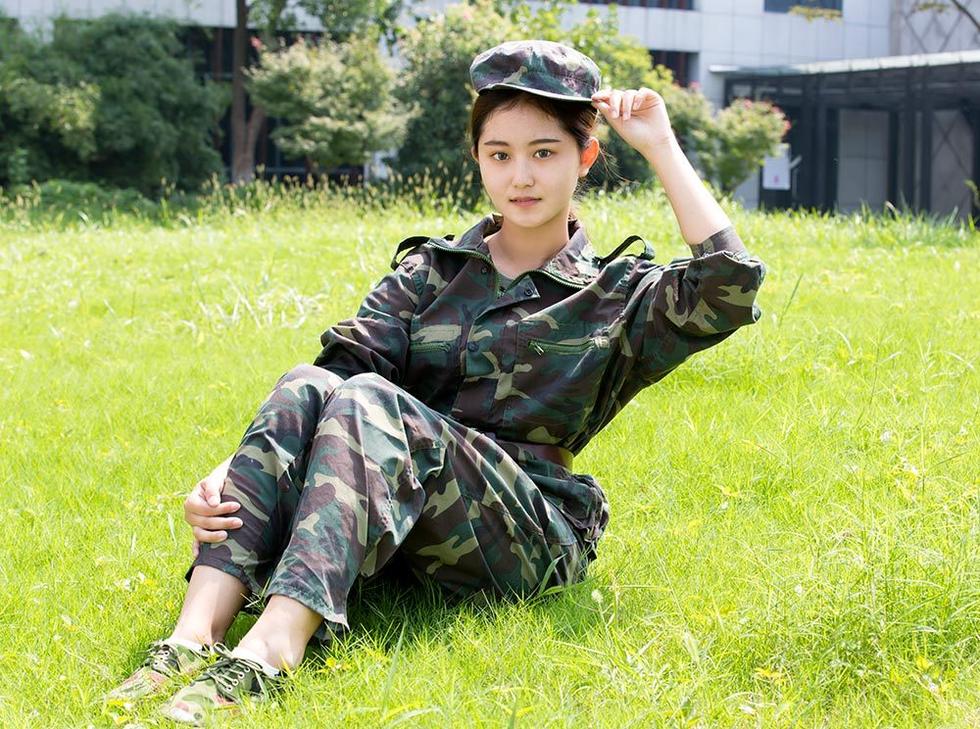 自然温婉也是种特质迷彩服让我看起来更坚毅.