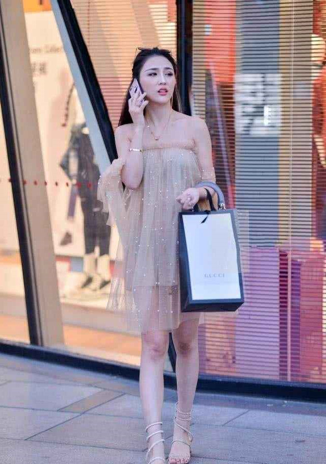 性感明星美女街拍:我喜欢这个美女的裤子,很有个性
