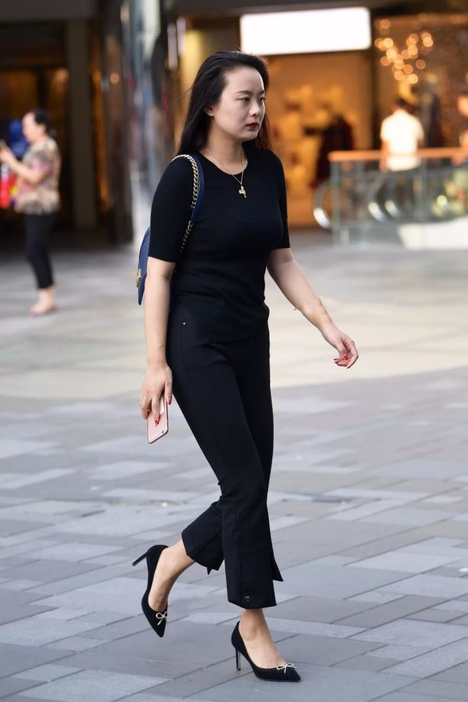 丰腴又性感的黑衣少妇,这就是极品人妻,熟透的女人让人舒服!