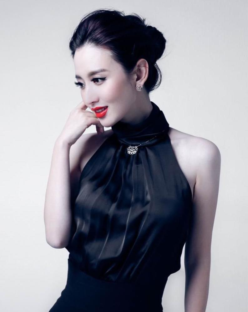 张萌:唇红齿白,身材傲娇的气质女神!