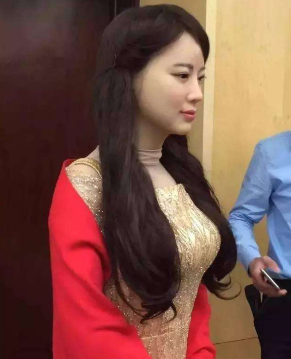 中国美女机器人硅胶外形逼真,表情丰富,上市1小时卖出