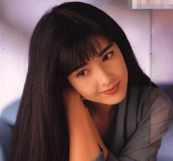 周慧敏51岁看似20岁妙龄少女,高颜值无需首饰的自然美