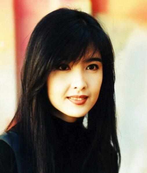 周慧敏51岁看似20岁妙龄少女,高颜值无需首饰的自然美