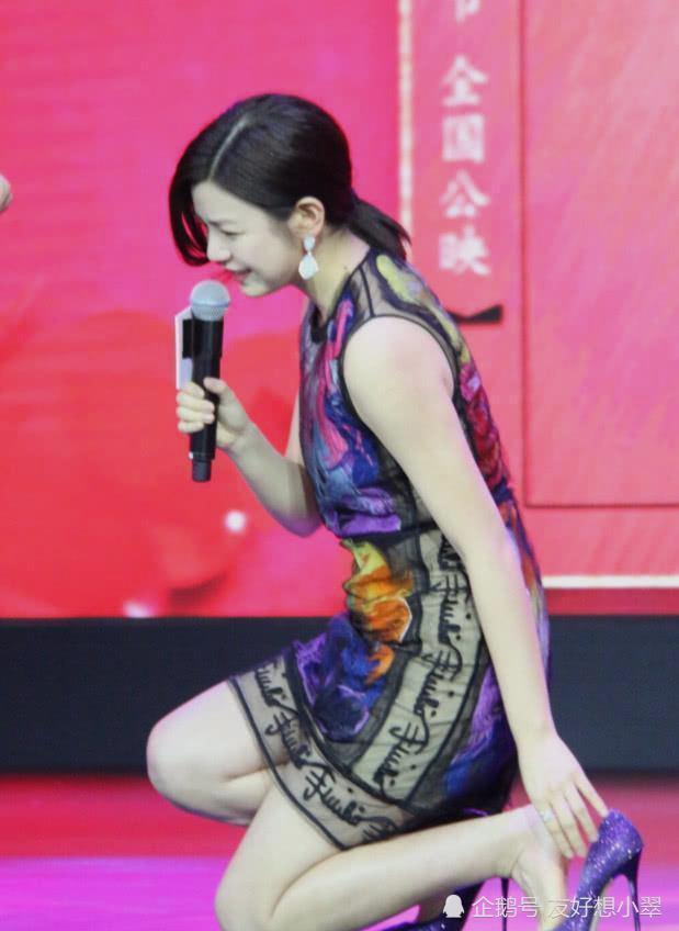 女星们穿的鞋:陈妍希针尖高跟鞋,她把鞋当裤子穿