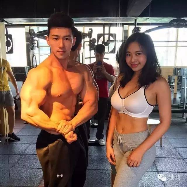 从扁平到34D胸蜜桃臀,中国姑娘两年逆袭成性