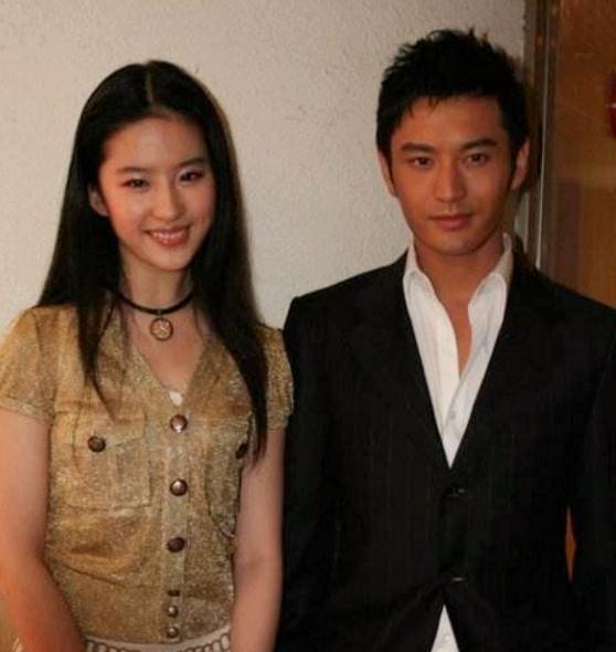 刘亦菲和男星合影都是官方微笑,唯独和图4不同,网友:毕竟爱过