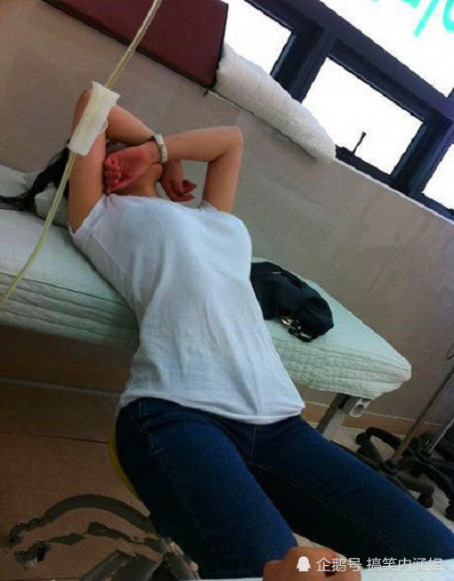 搞笑gif:来探病的女友睡着了,看她睡觉的姿势真让人心疼