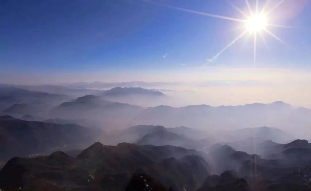 站在山下的人望的见山上的白,站在山上的人却望不着远处的景,或许这就