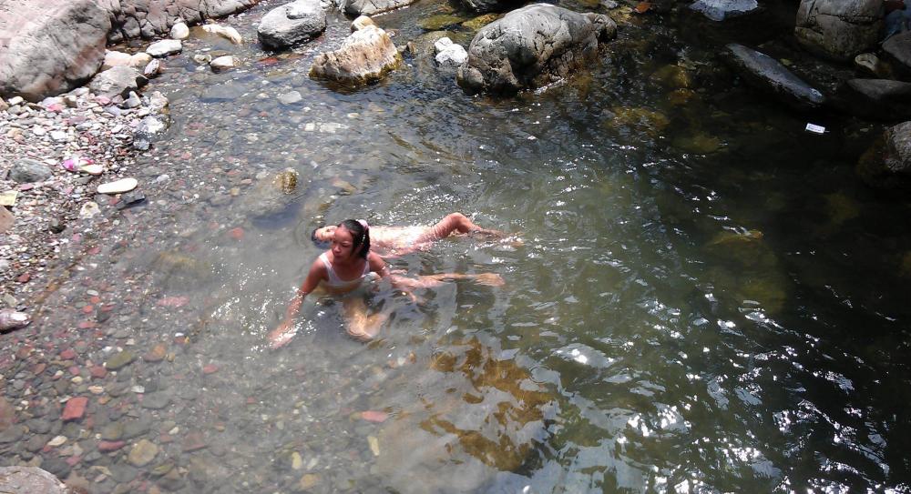 在我老家农村的小河里游泳是一种什么样的体验!
