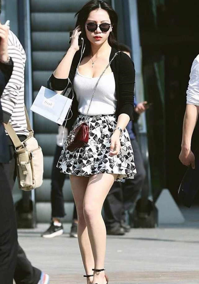 性感明星美女街拍:吊带百褶裙,尽显美女的大长腿