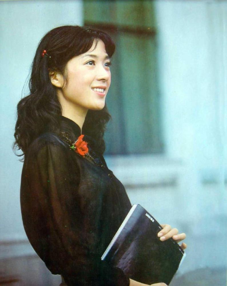 1984年凭借电影《大桥下面》饰演秦楠获得大众电影百花奖最佳女主角奖