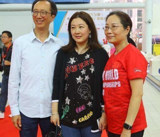 伏明霞丈夫近照曝光,66岁瘦骨如柴尽显老态!网友:父女