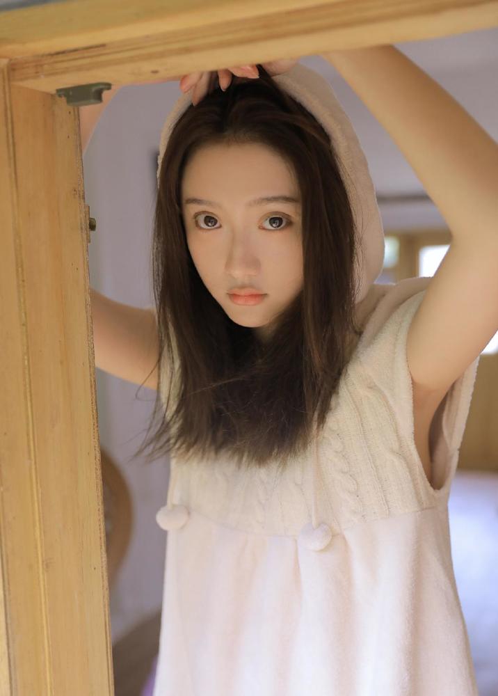 性感美女摄影:素颜大长腿美女吊带俏皮唯美写真