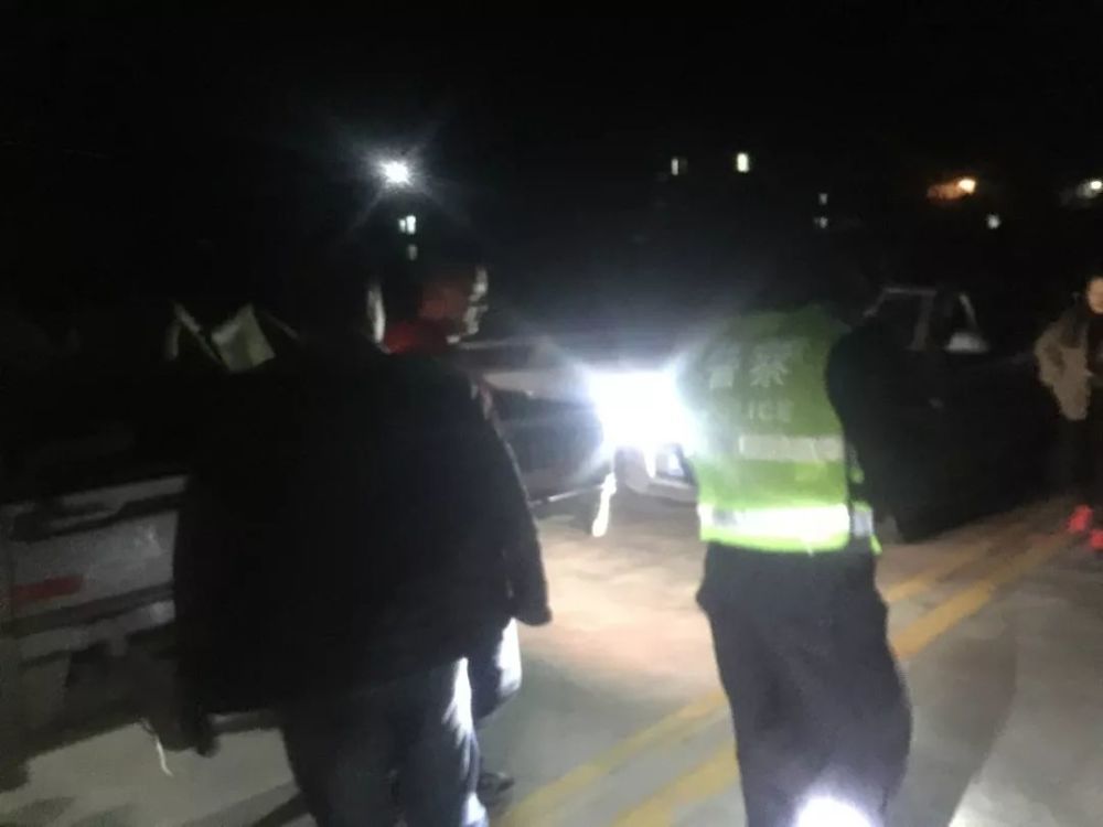 凌晨森林公安民警正在盘查车辆