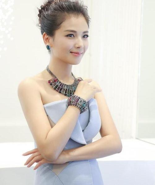 女中豪杰 刘涛,性感小蛮腰,尽显稳重与优雅的女人味 刘涛,端庄大气