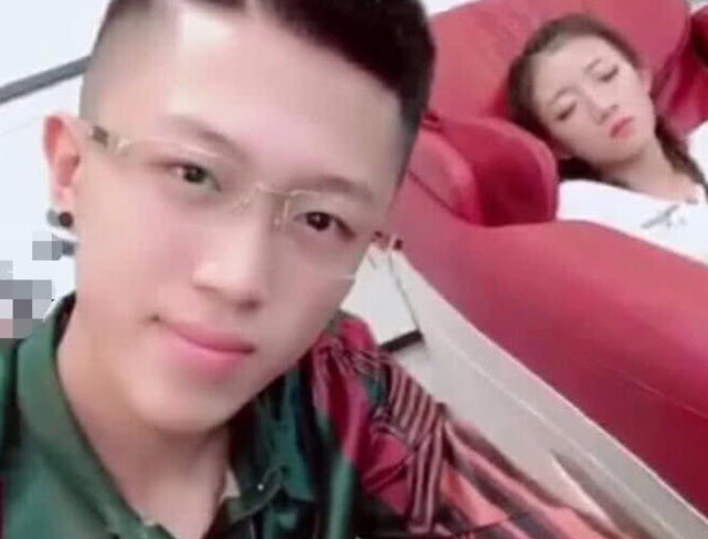 牌牌琦罕见拍照秀恩爱,却暴露小伊伊"素颜"!