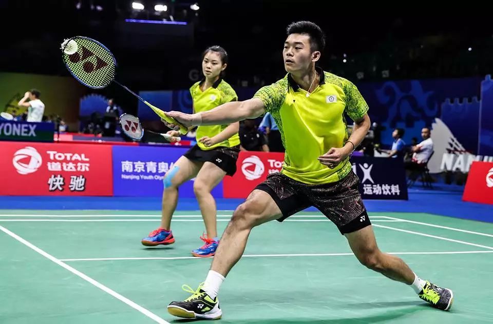 打羽毛球时,好的发球有助于自己掌握主动权,控制赛场节奏甚至直接